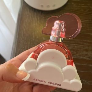 Ariana grande perfume brand new still have box